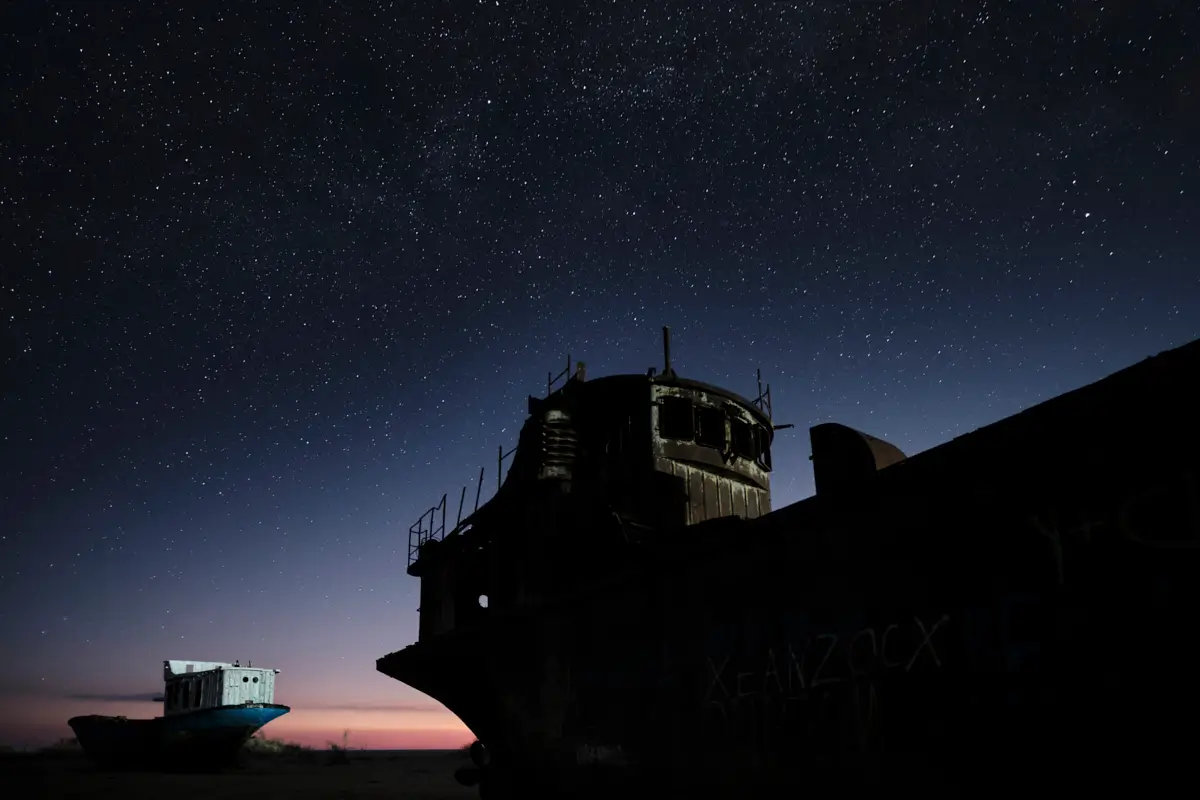 星が輝く夜空と古びた船