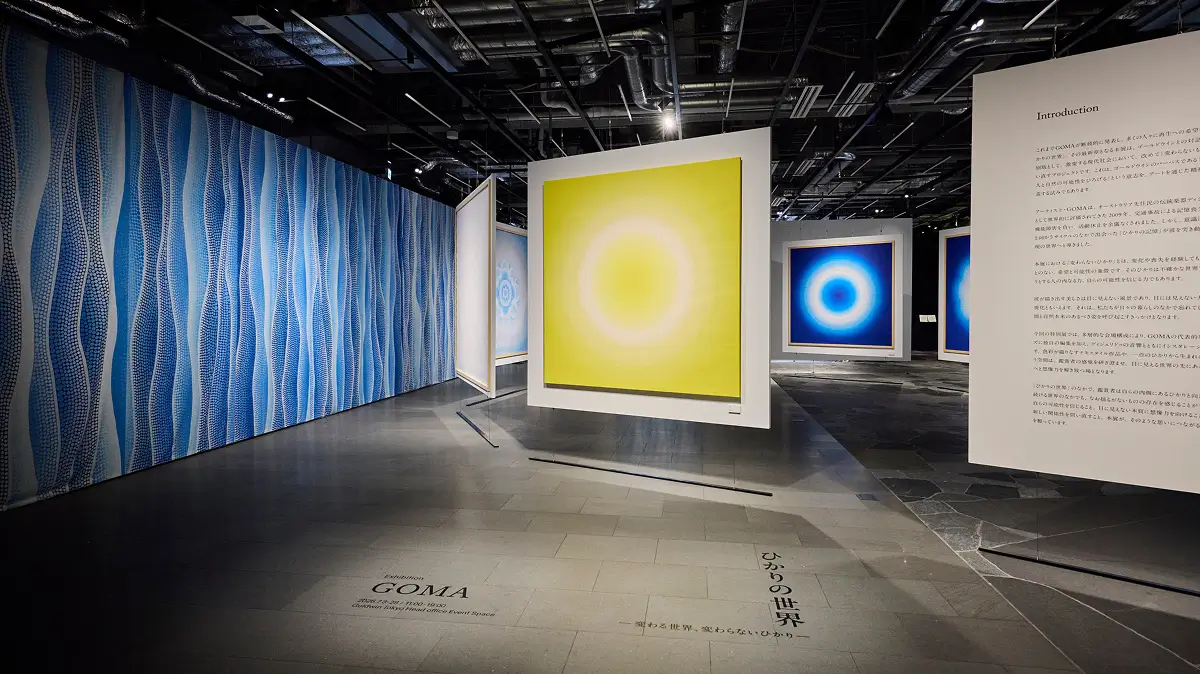 入り口付近の様子。黄色の絵が出迎える